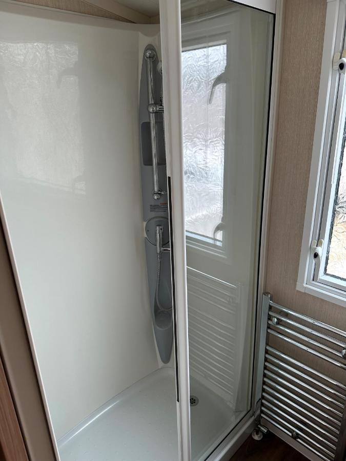 Sea Breeze Cabin Poole Bagian luar foto