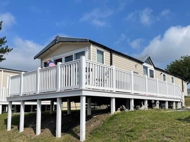 Sea Breeze Cabin Poole Bagian luar foto