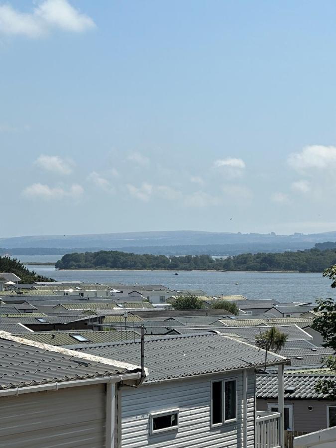 Sea Breeze Cabin Poole Bagian luar foto