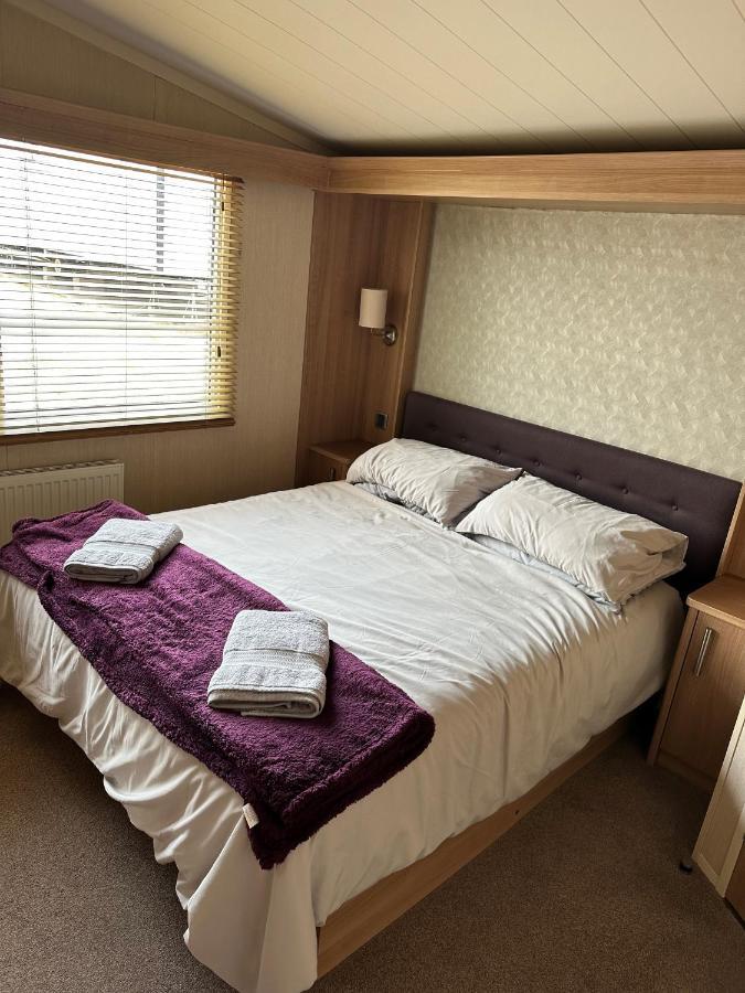 Sea Breeze Cabin Poole Bagian luar foto