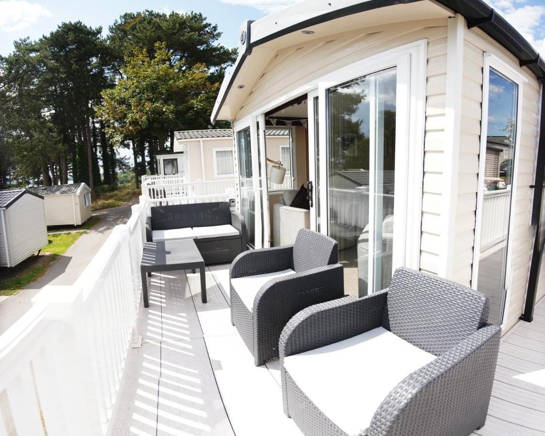 Sea Breeze Cabin Poole Bagian luar foto