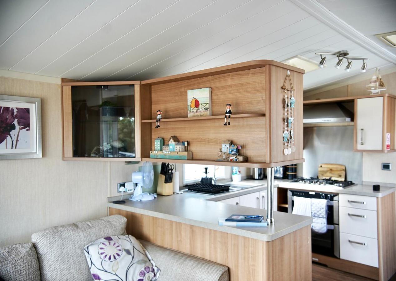 Sea Breeze Cabin Poole Bagian luar foto