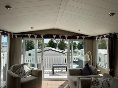Sea Breeze Cabin Poole Bagian luar foto