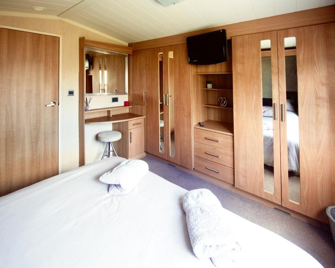 Sea Breeze Cabin Poole Bagian luar foto