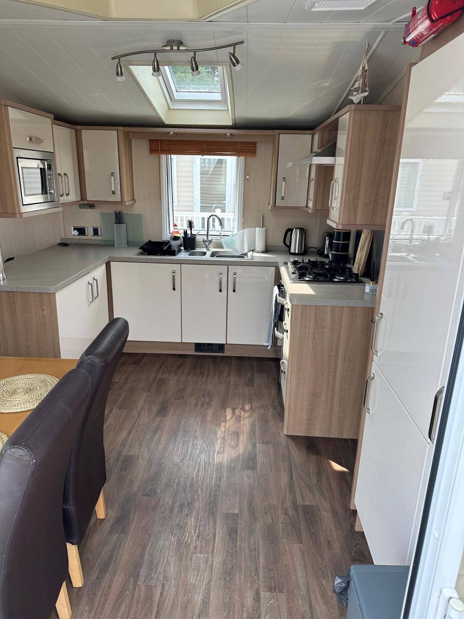 Sea Breeze Cabin Poole Bagian luar foto