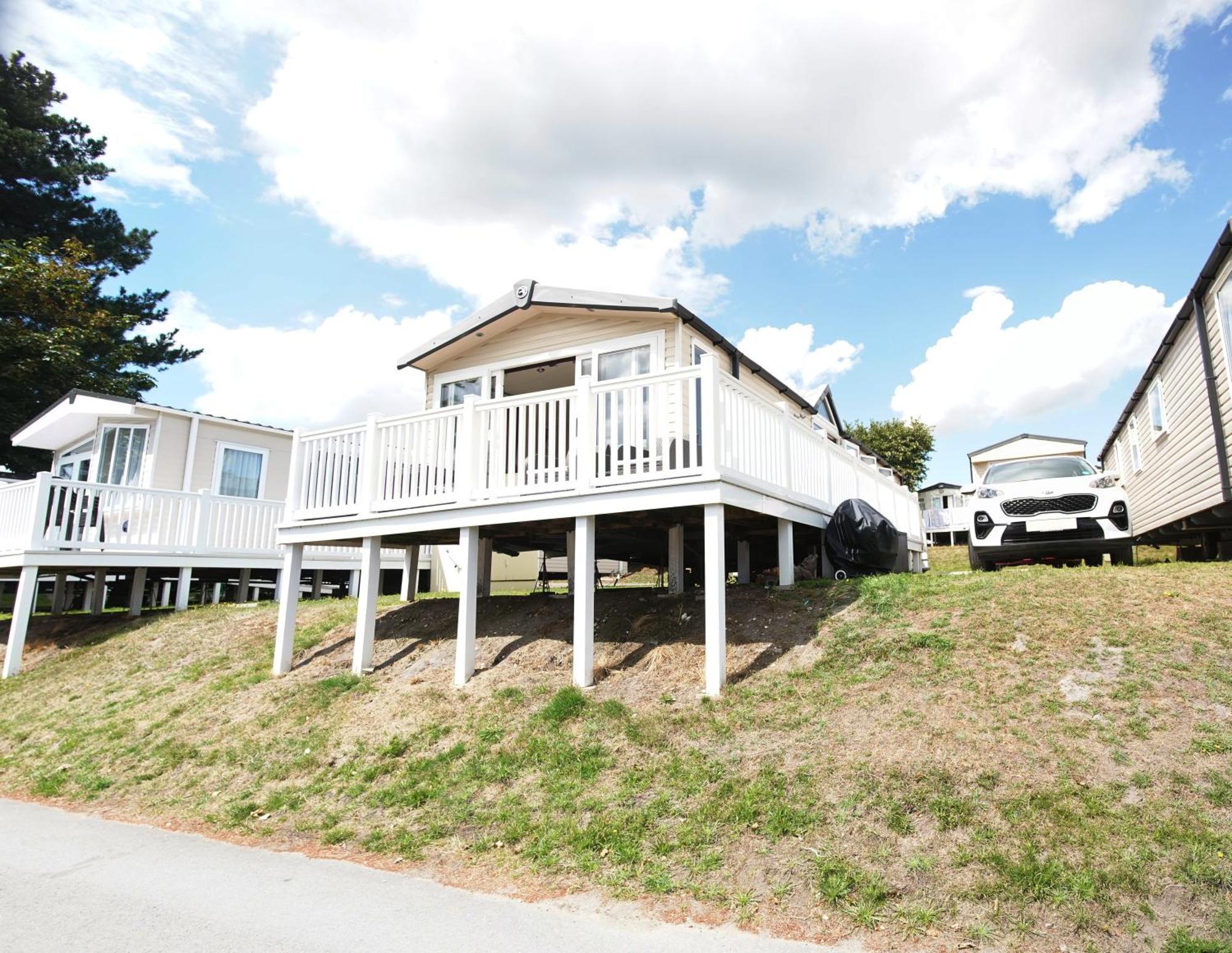 Sea Breeze Cabin Poole Bagian luar foto